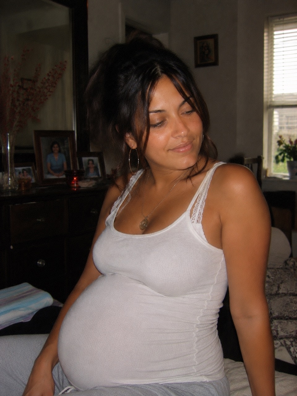 Chaya pregnant with her son Oscar